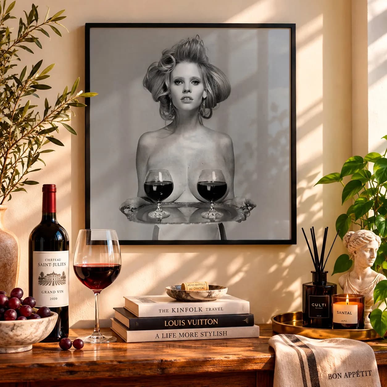 Quadro Decorativo Lara Stone com Vinho | Fotografia Fashion em Preto e Branco